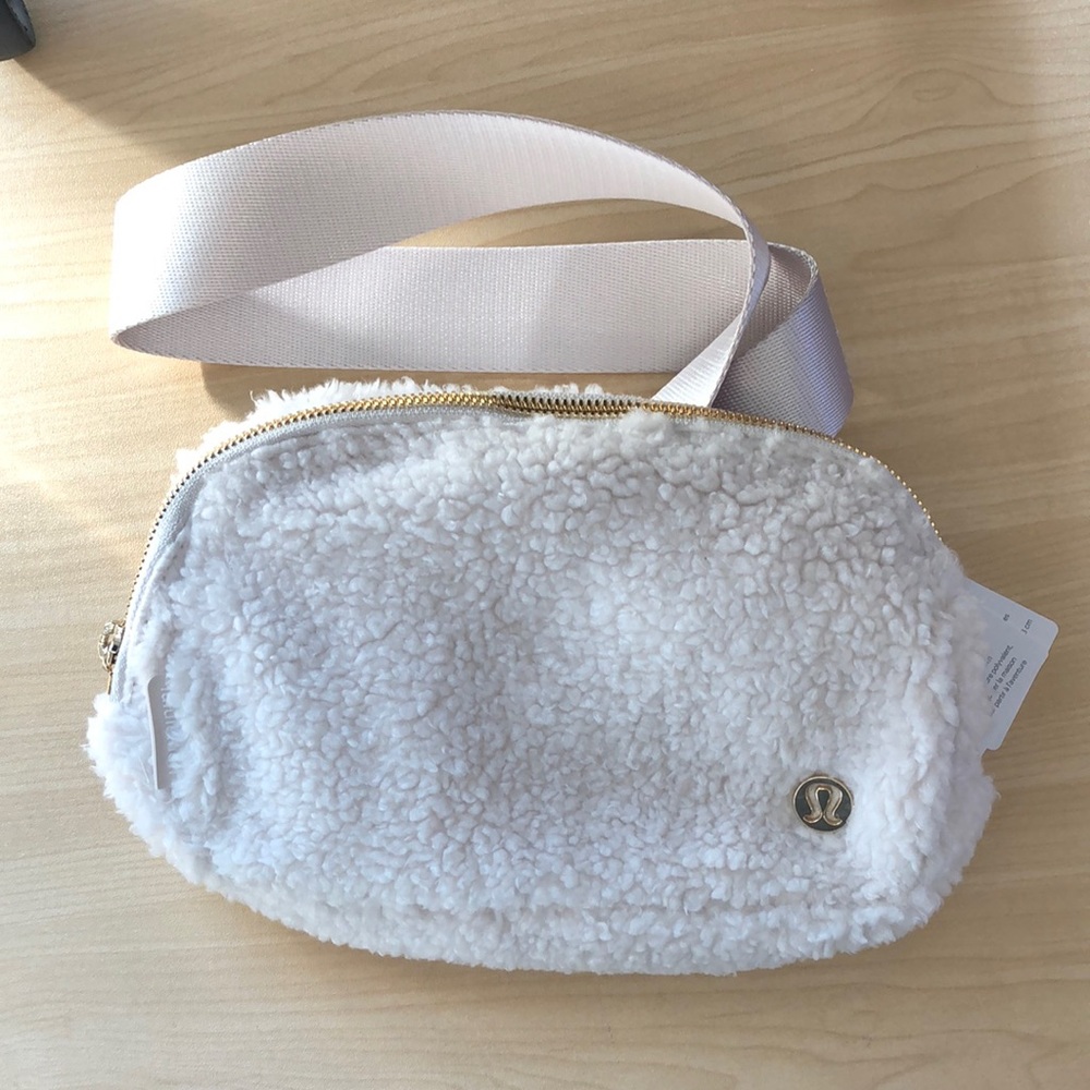 NWT lululemon Everywhere Belt Bag *Fleece